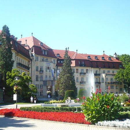 Villa Paris Piest'any Exteriér fotografie
