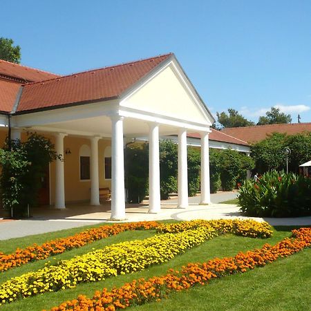 Villa Paris Piest'any Exteriér fotografie