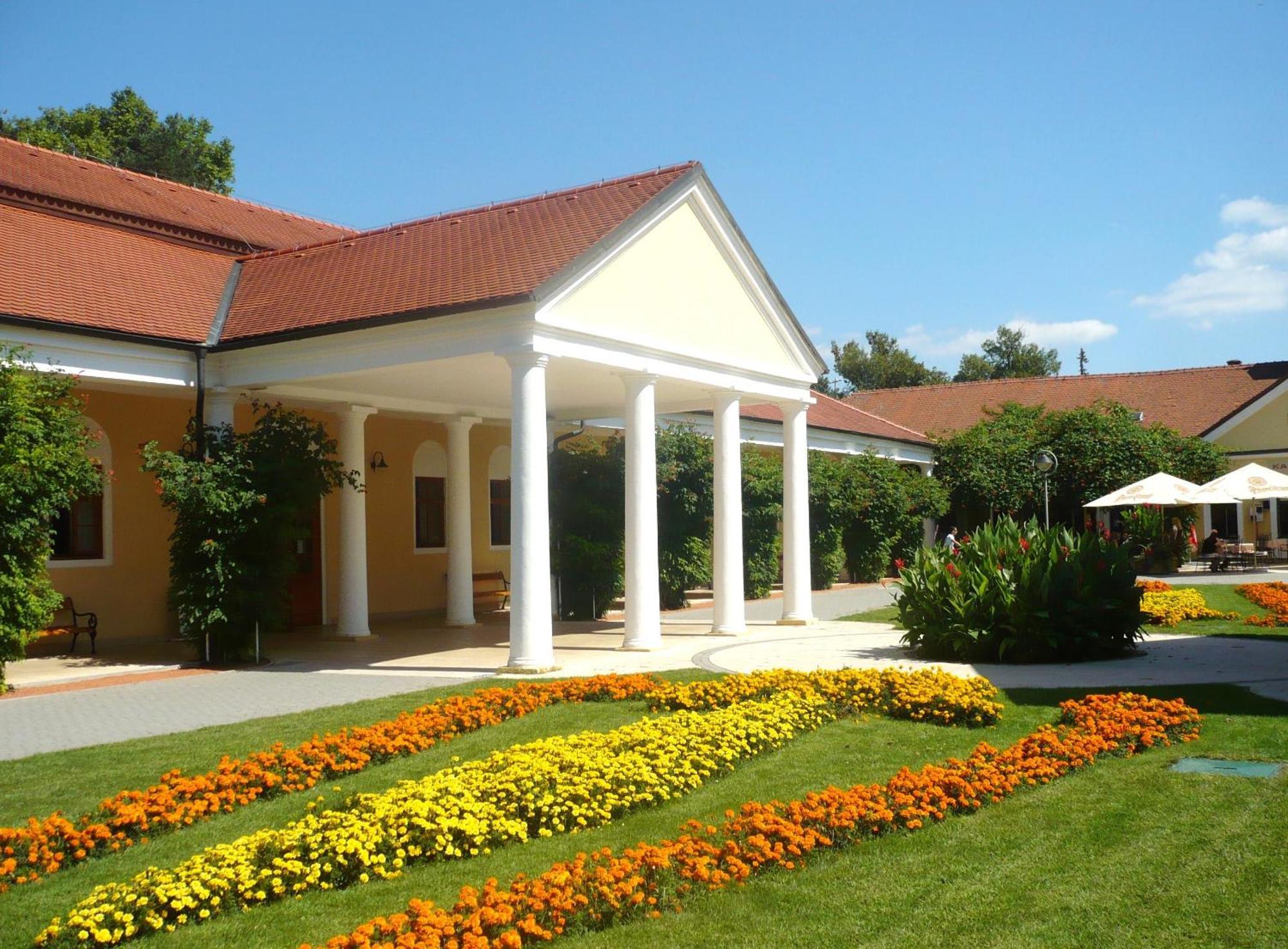 Villa Paris Piest'any Exteriér fotografie